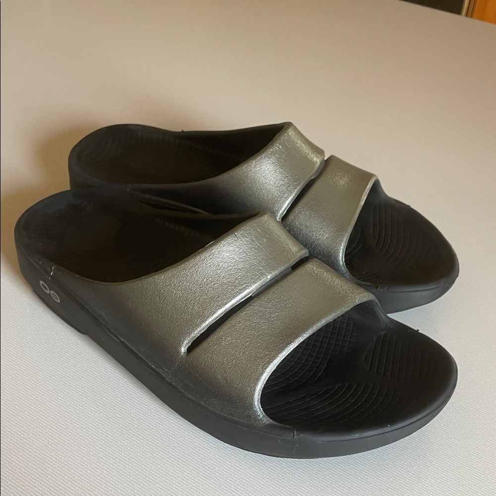 OOFOS Women's Metallic Sandals with Black Base
